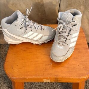 Boys 3.5 adidas baseball cleats